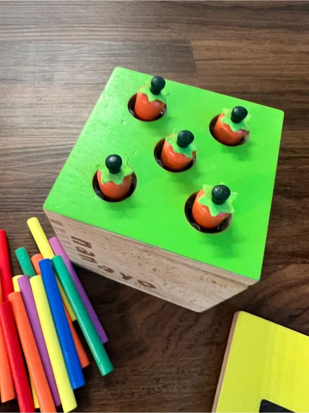 NaNa Wooden Learning Set with Green Top and Yellow Discs, Multicolor Pegs